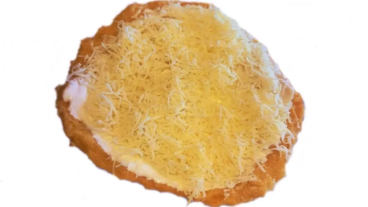 Fokhagymás-sajtos-tejfölös lángos