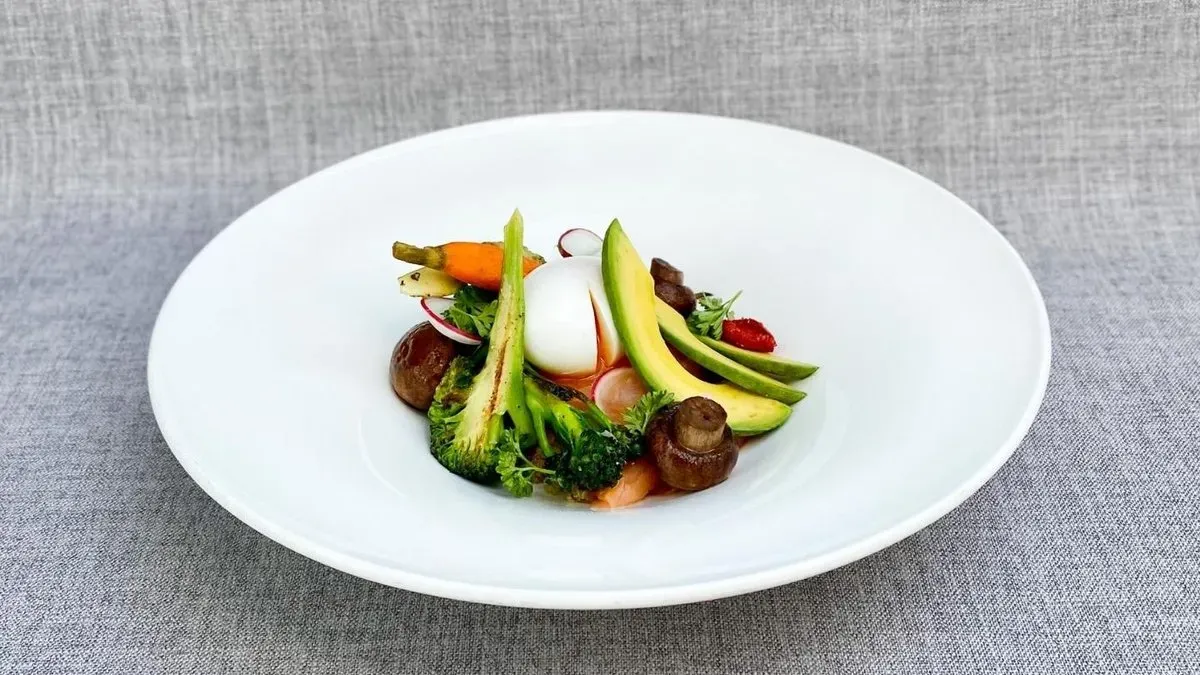 Avokádós lazacos quinoa bowl (G)