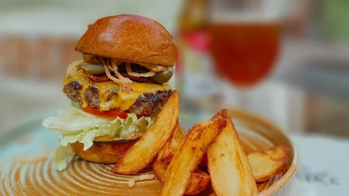 Émile burger sült burgonyával