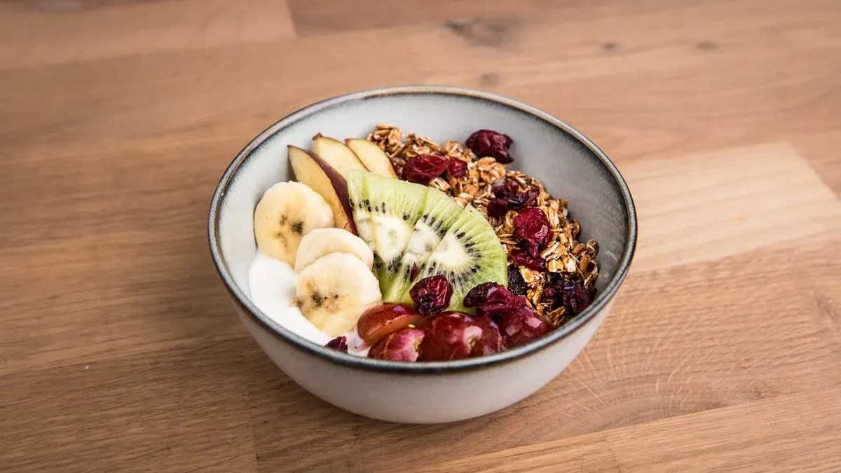 Granola görögjoghurttal, gyümölccsel
