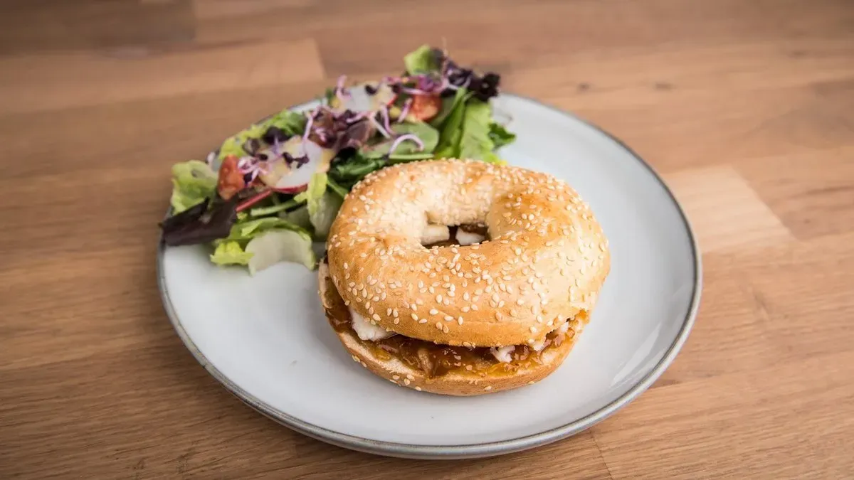 Kecskesajtos bagel