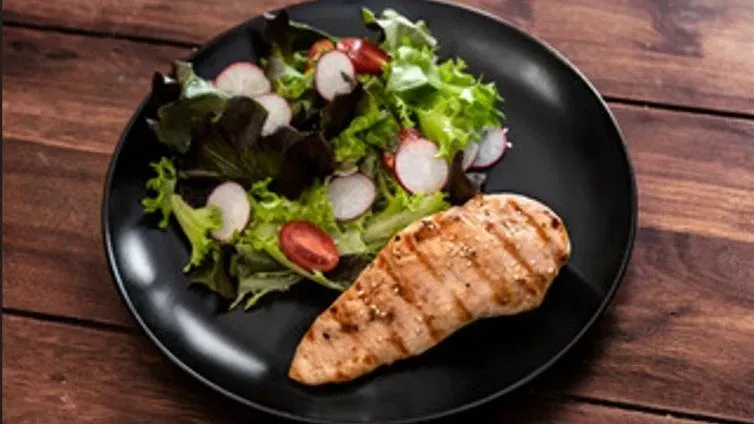 Grillezett csirkemell rizzsel és zöld saláta