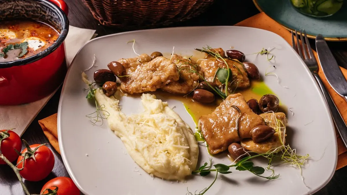 Csirkemell medalion aszaltparadicsommal ,olíva bogyóval ,parmezános burgonyapüré