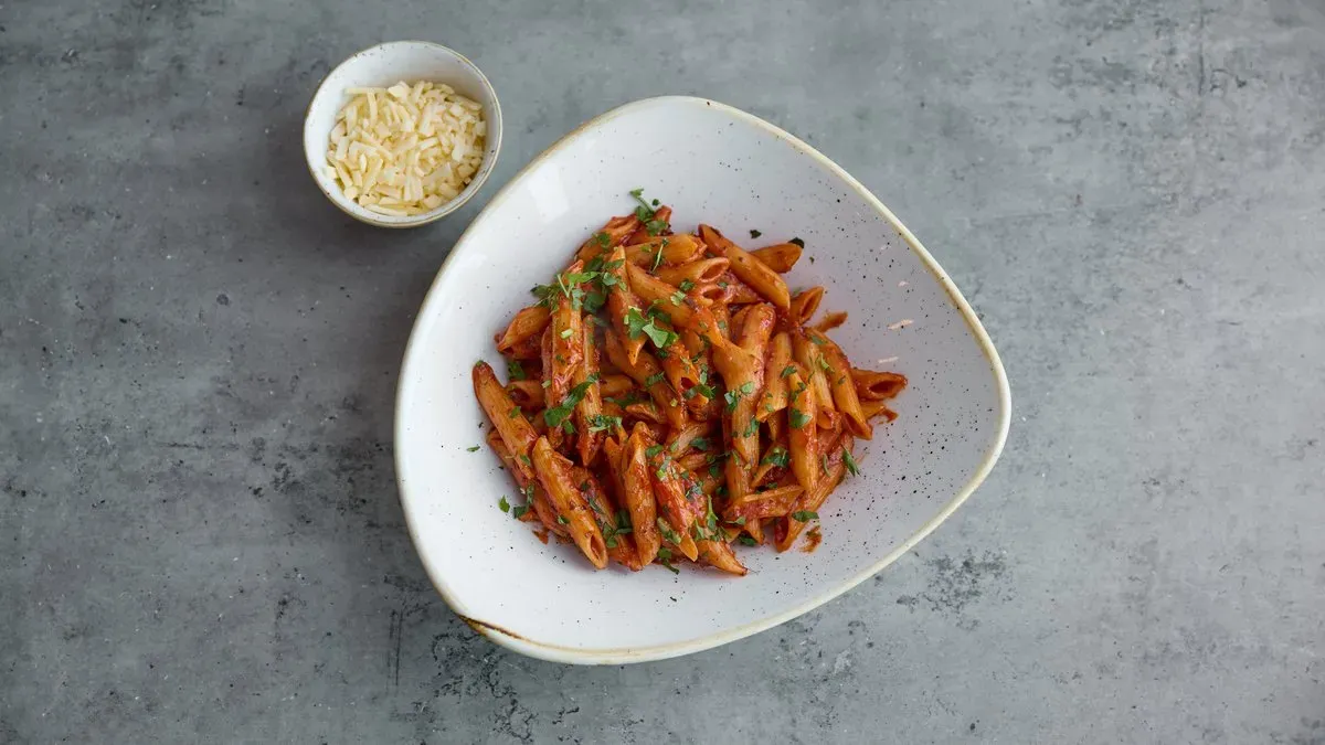Pasta Pomodoro sajtszórással