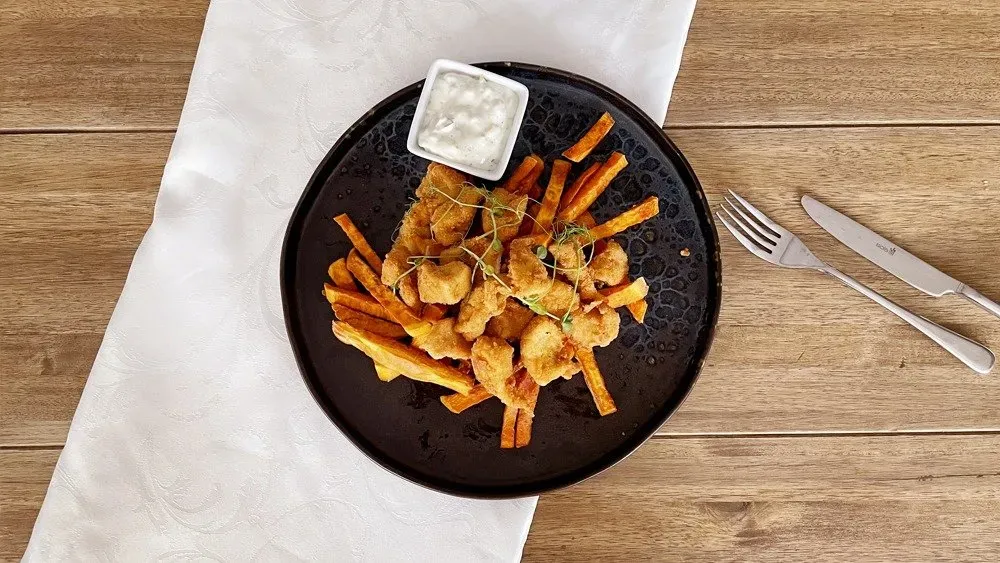 Csicseriborsós bundában sült csirke nuggets, édesburgonya hasábbal és remulád