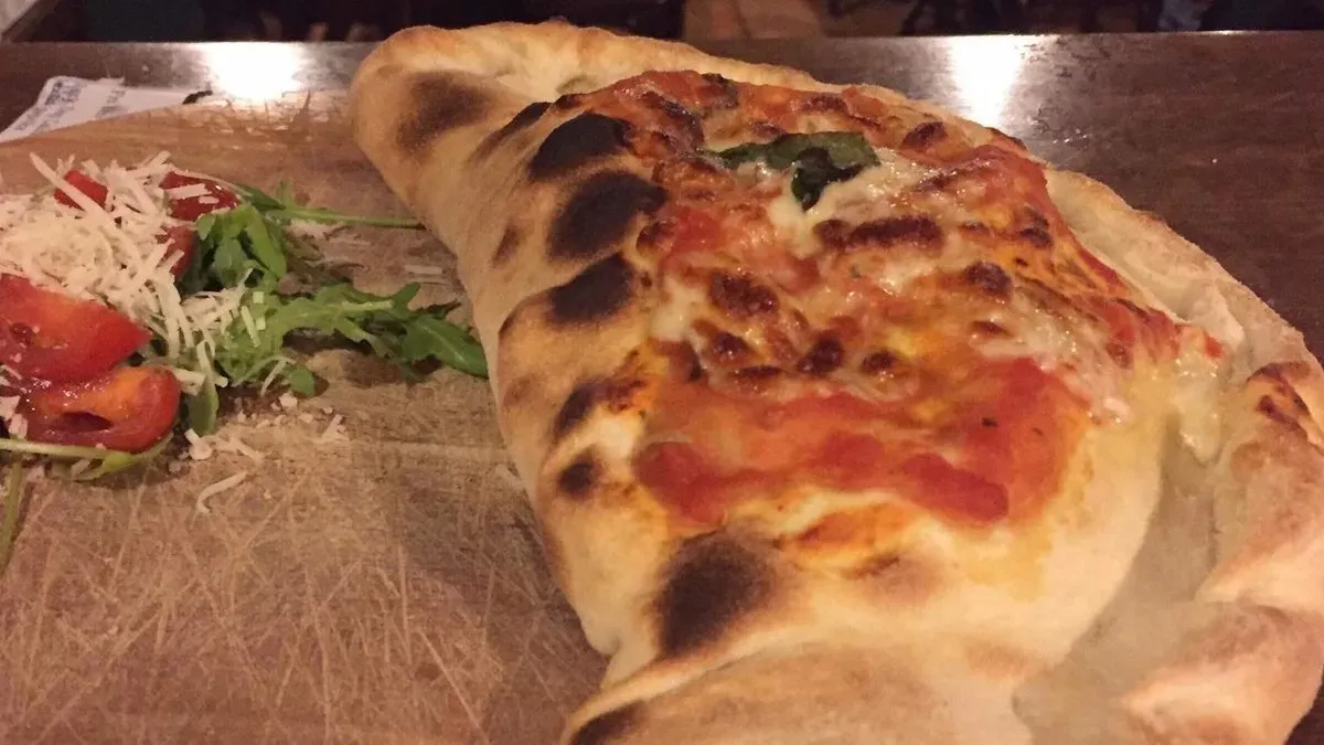 Black Dog Calzone (töltött pizza)