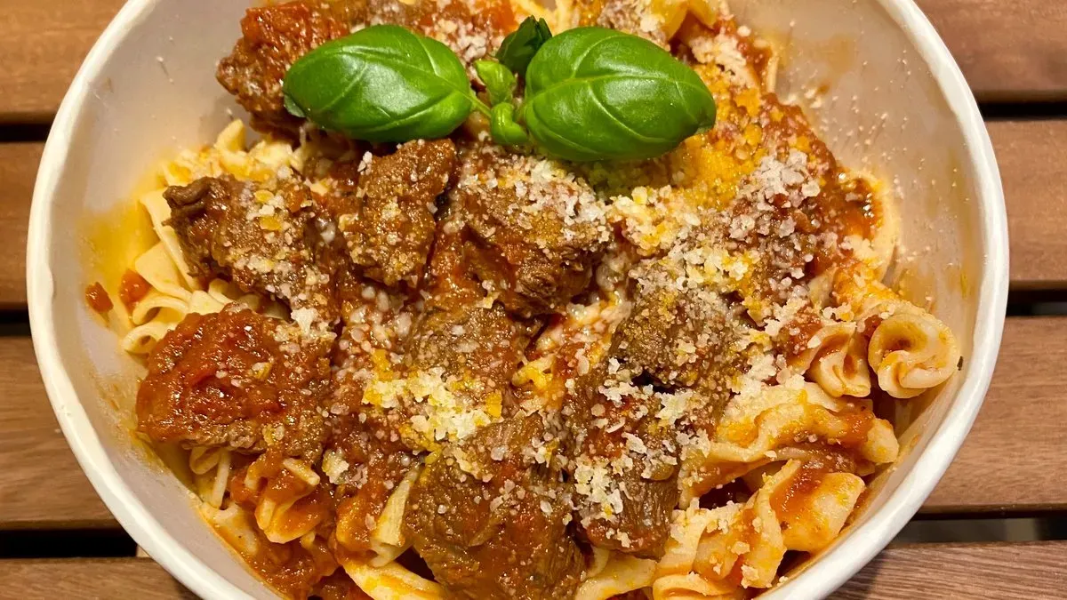 Pasta con Ragu di Manzo e Pomodoro al Vino Rosso