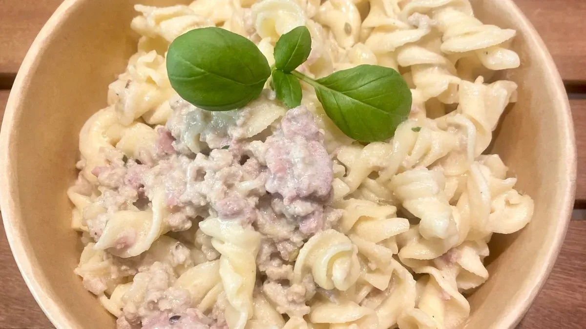 Pasta con Ragu di Salsiccia al Tartufo e Panna