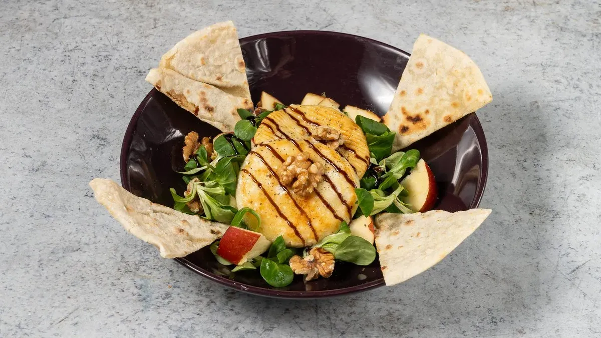 Grillezett camembert zöldsalátával