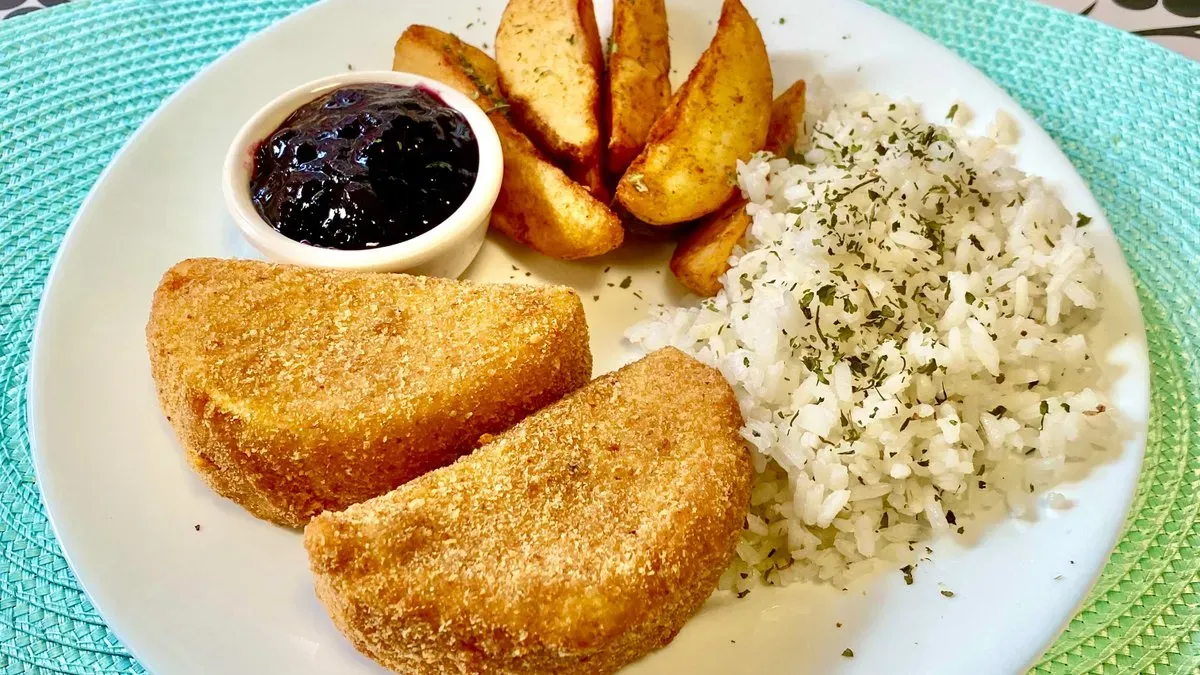 Rántott camembert, körettel, tartármártással