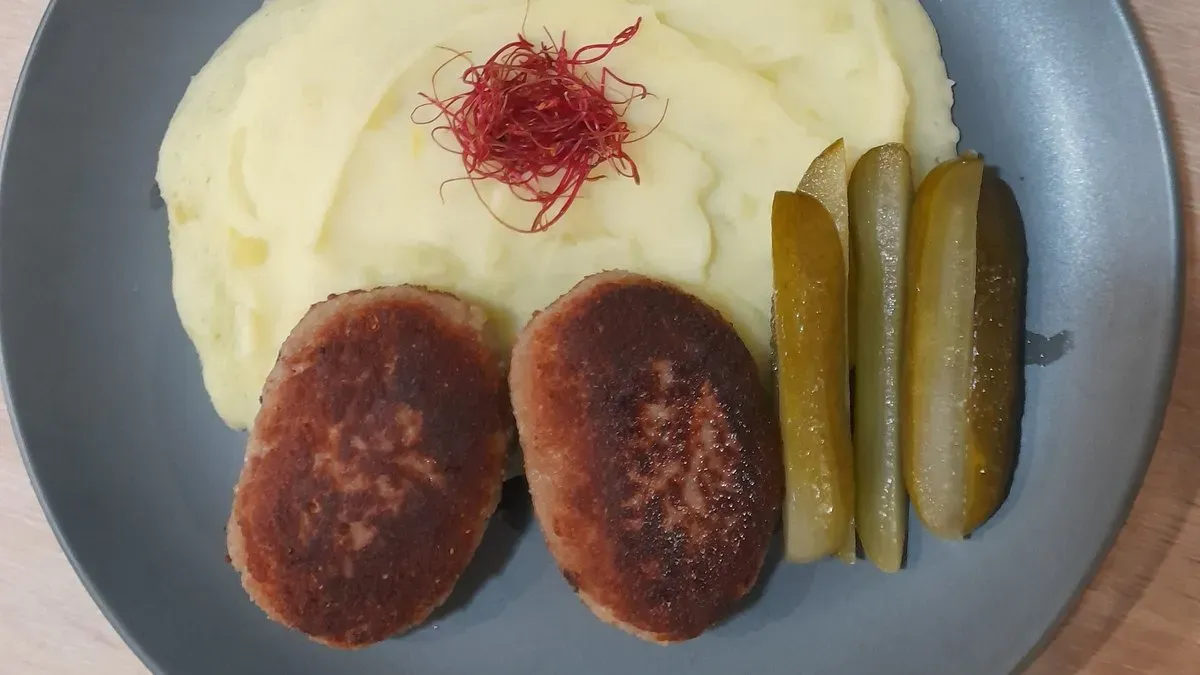 Kotleti' - fasírt burgonyapürével és kovászos uborkával