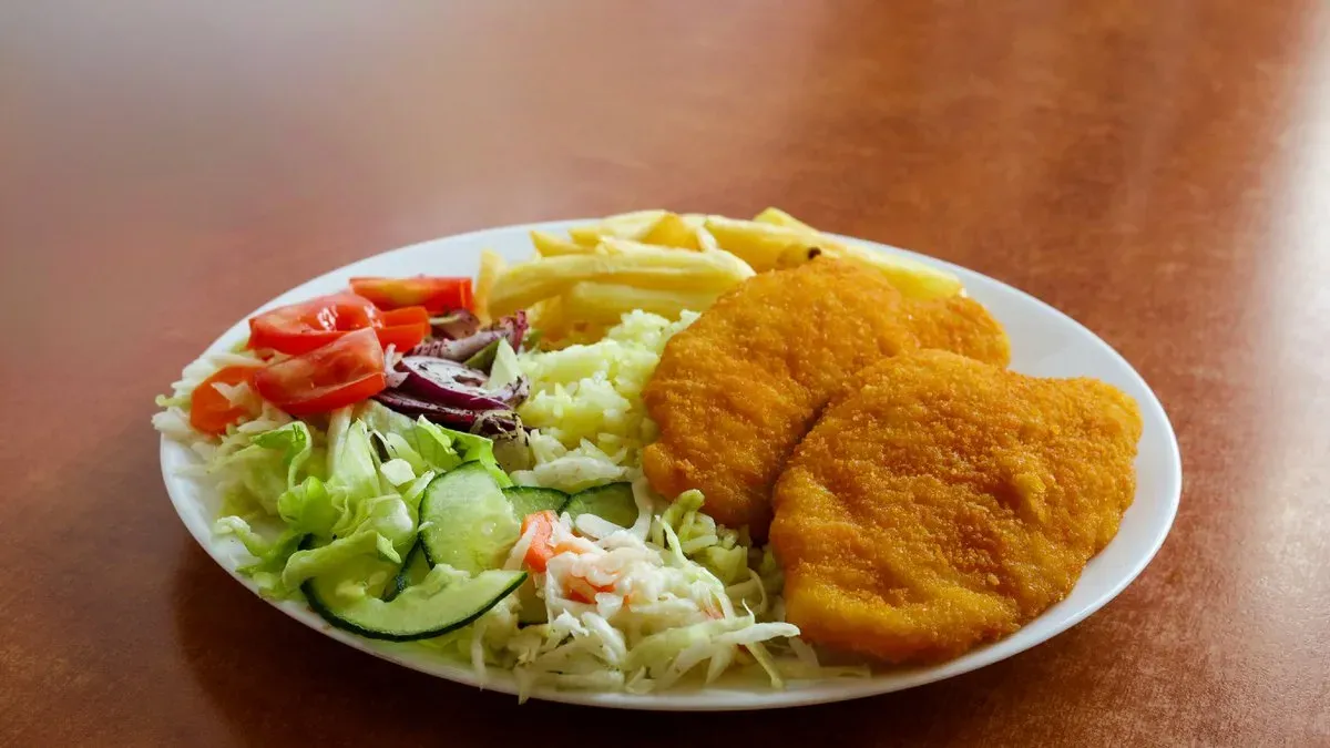 Szeletelt rántott csirkemell tál