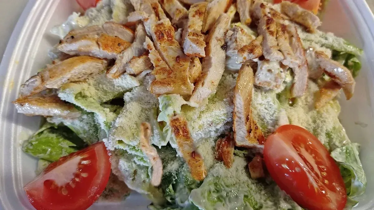 Klasszikus csirkés caesar saláta parmesan szórással