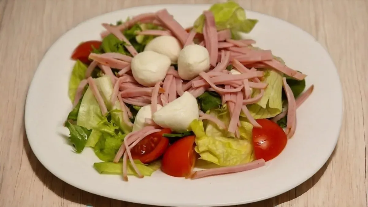 Sonkás mozzarellás saláta
