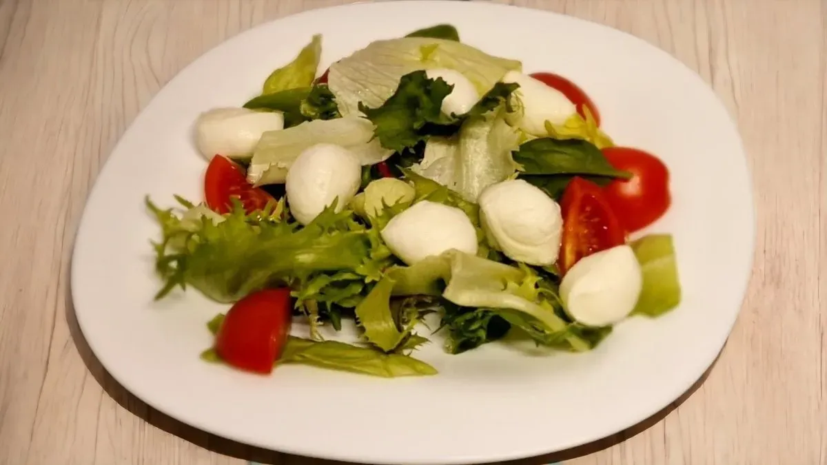 Mozzarellás saláta