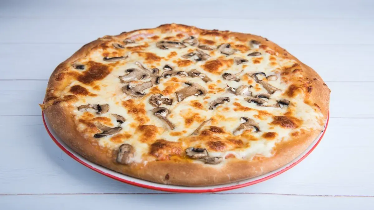 Sonkás-gombás pizza