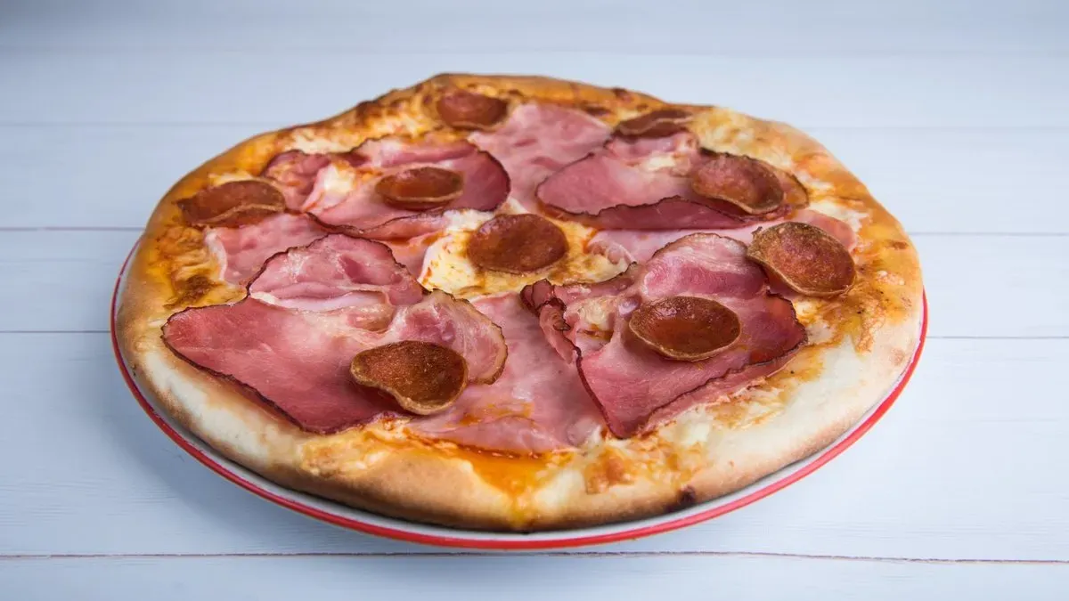 Vegyes húsos pizza