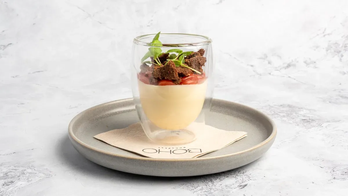 Fehércsoki mousse, eper, pisztácia