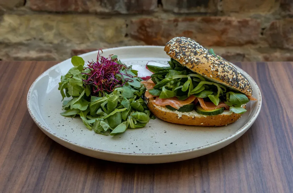Füstölt lazacos bagel