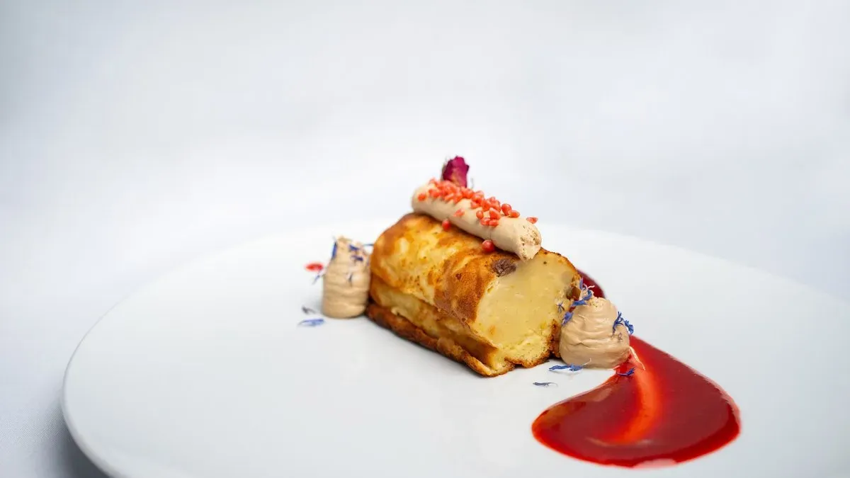 Stíriai metélt, kávés karamell mousse, eper