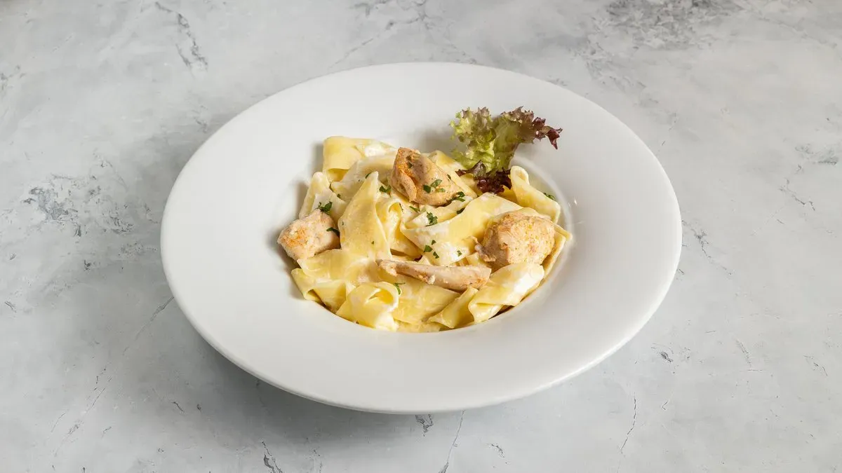Kéksajtos tejszínes papardelle csirkével