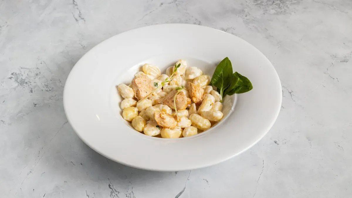 Kéksajtos tejszínes gnocchi csirkével