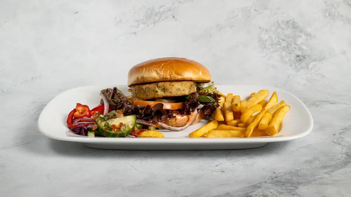 Vega hamburger coleslaw salátával