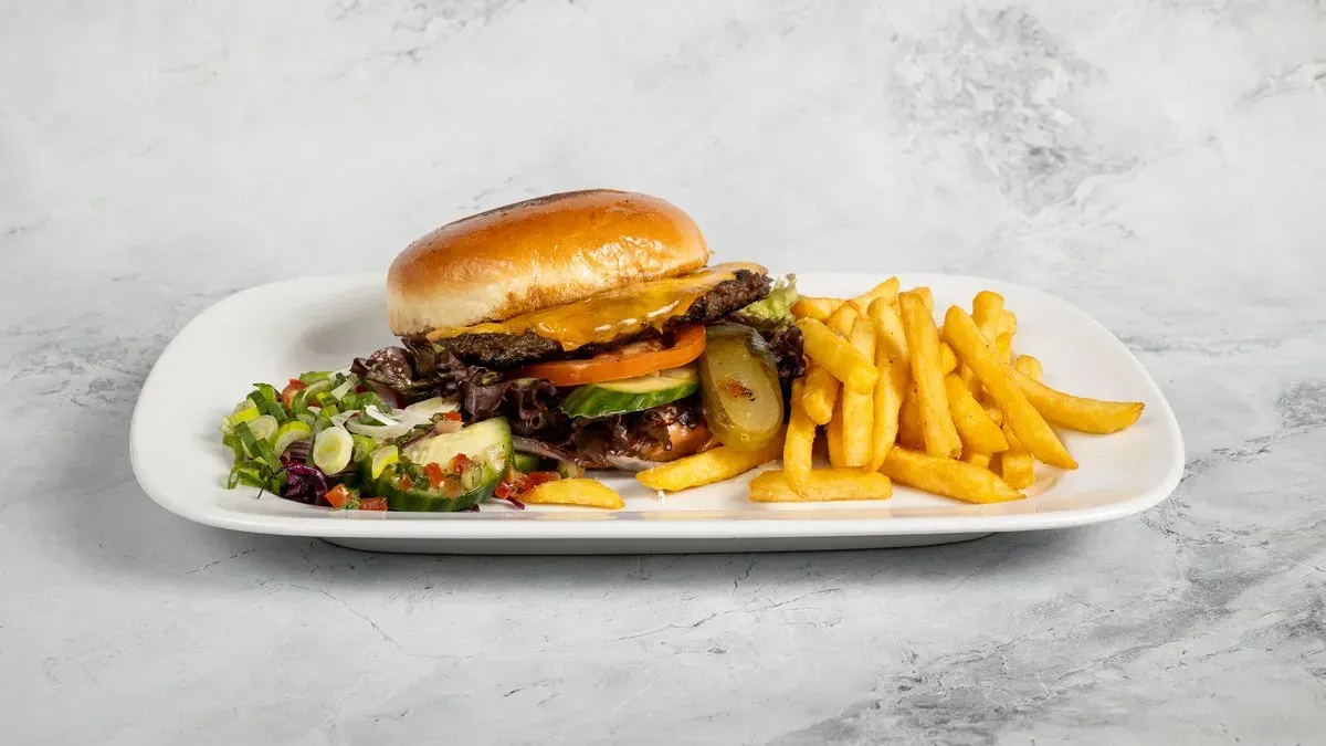 Kézműves hamburger sült burgonyával, friss salátával