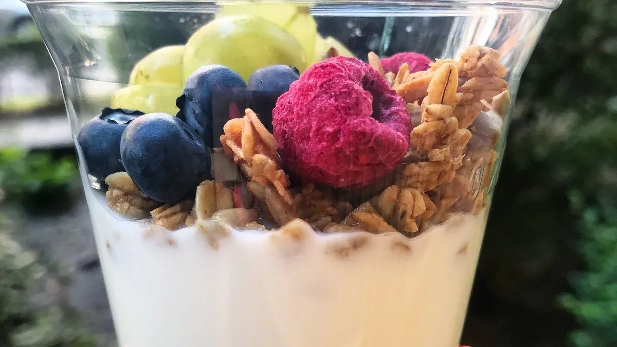 Vegán granola növényi joghurttal, gyümölccsel