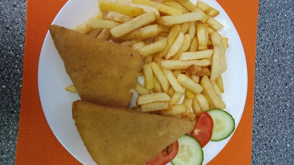 Rántott sajt körettel, tartárral