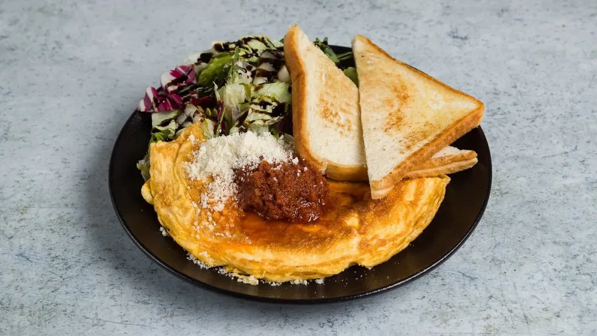 Aszalt paradicsomos, parmezános omlett friss salátával, toast kenyérrel