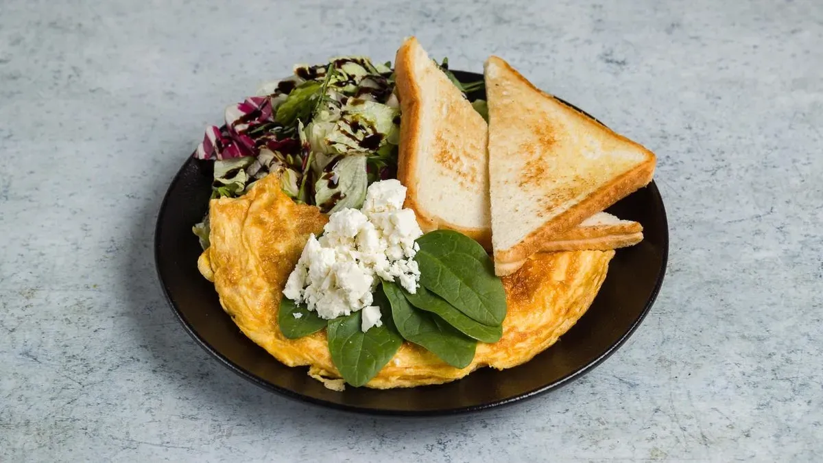 Bébi spenótos, ricottás omlett friss salátával, toast kenyérrel