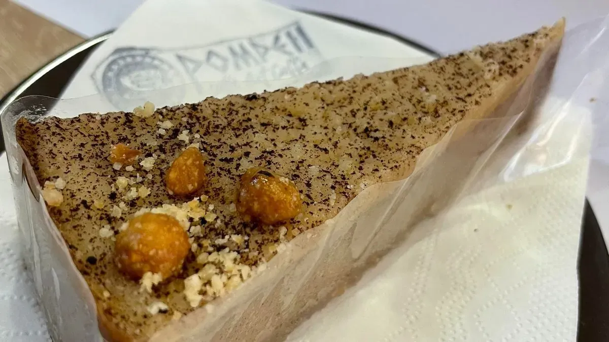 Törökmogyorós cappuccino torta, sós karamellával
