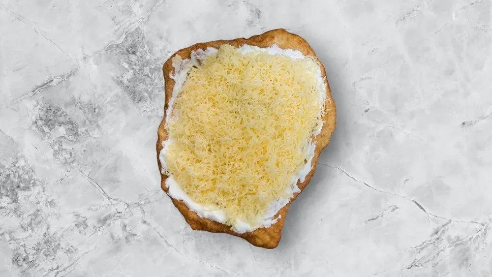 Füstölt sajtos-tejfölös lángos