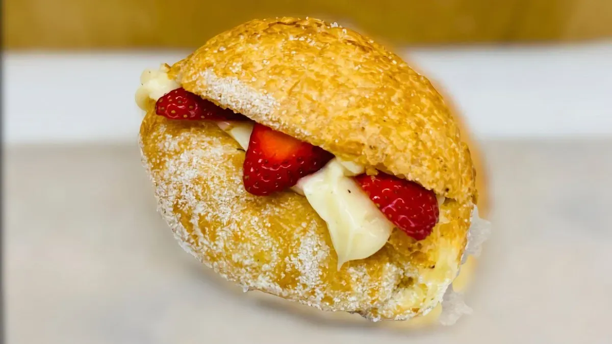 Créme brulée krémes gyümölcsös croissant