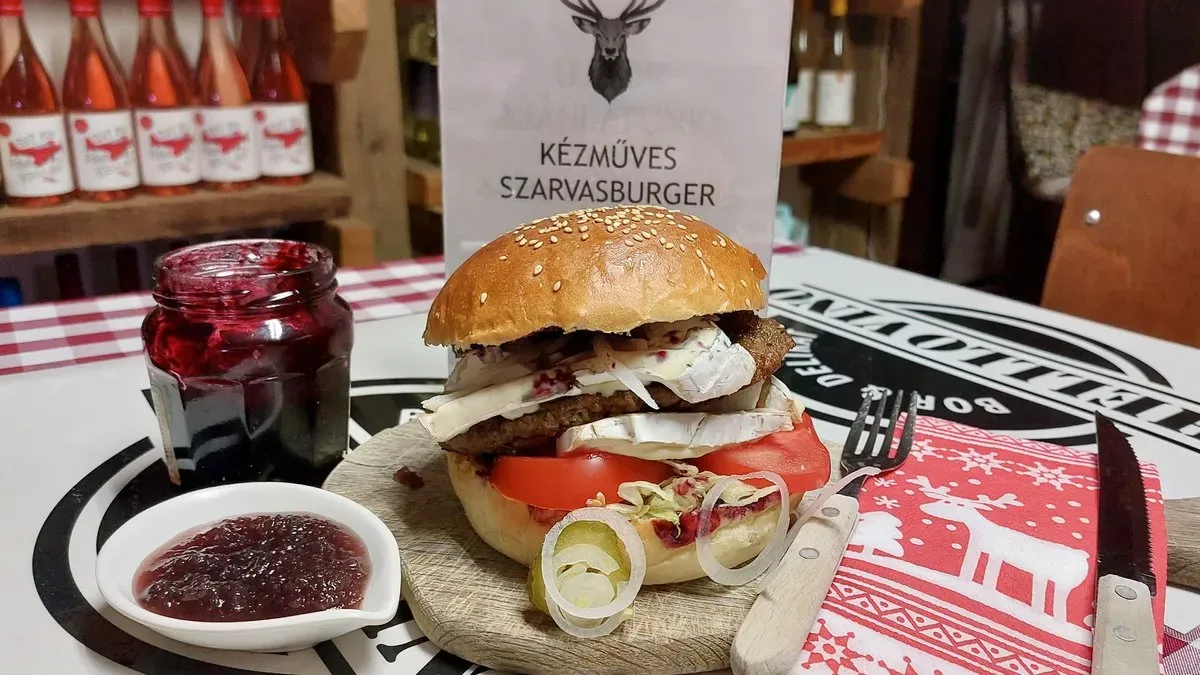 KÉZMŰVES “VADÁSZ” SZARVAS BURGER