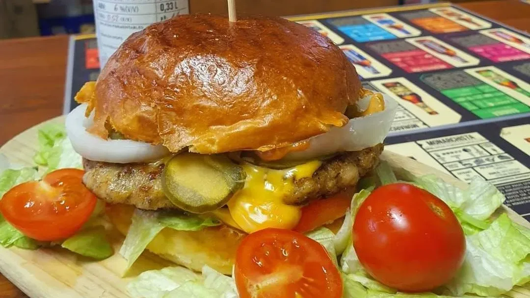 KÉZMŰVES “100% KÉTLÁBÚ” CSIBEBURGER
