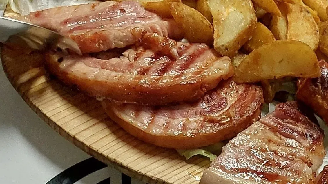 SZŰZPECSENYÉVEL GÖNGYÖLT CSÁSZÁRHÚS (2 szelet)