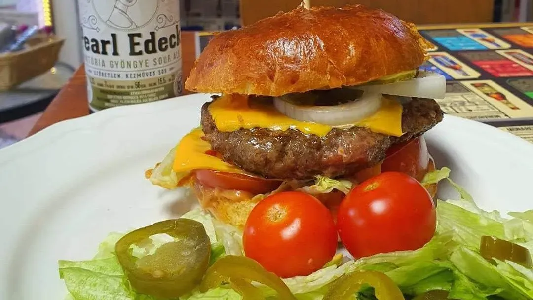 KÉZMŰVES “KLASSZIKUS” MARHA HAMBURGER