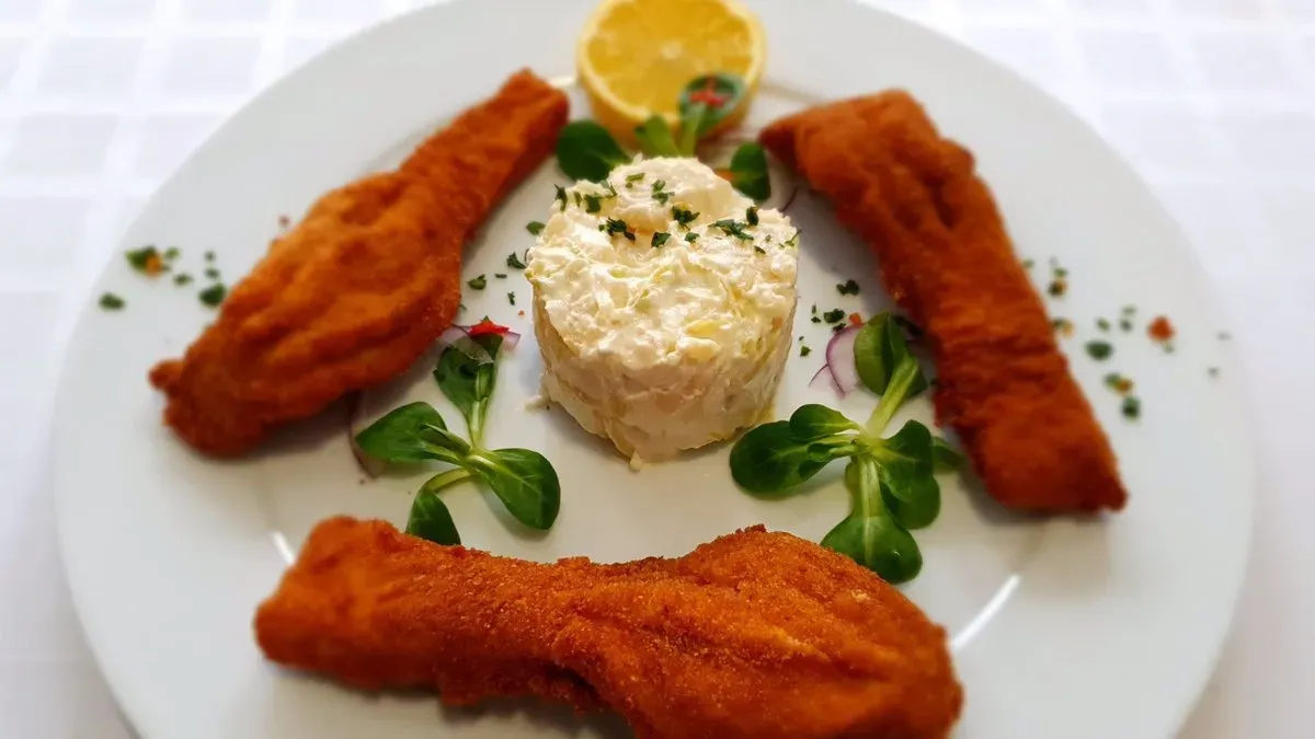 Rántott pontyfilé majonézes burgonyával