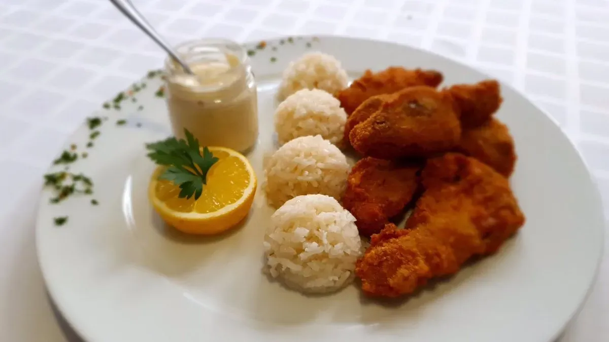 Rántott borjúláb rizzsel, tartármártással
