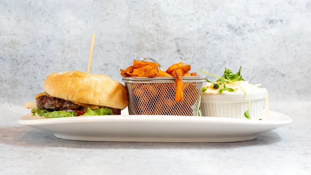 Kézműves marhahamburger édesburgonyával, coleslaw salátával