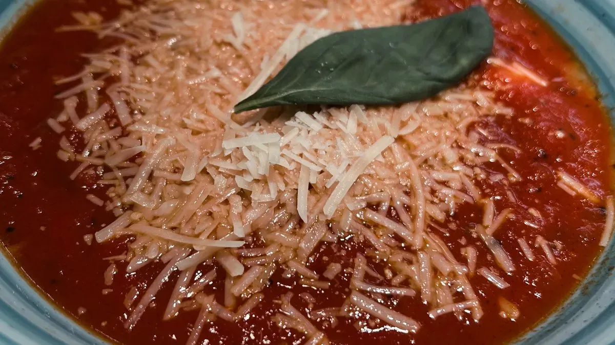 Toscan paradicsomleves mozzarellagolyóval és parmezánnal