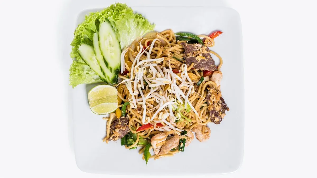 29. Sült csirke- és marhahús sült tésztával, ผัดบะหมี่เหลืองเนื้อไก่