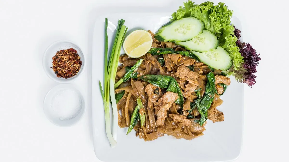 26. Pad see ew, thai szójaszószos sült rizstészta hússal és zöldséggel, ผัดชีอิ๊