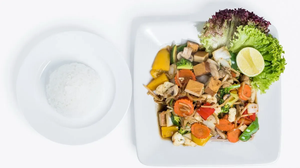 37. Sült tofu zöldségekkel és rizzsel, ผัดผักลวม