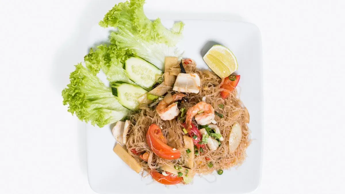40. Wokban sült hús sukiyaki szószban üvegtésztával,  ผัดสุกี้