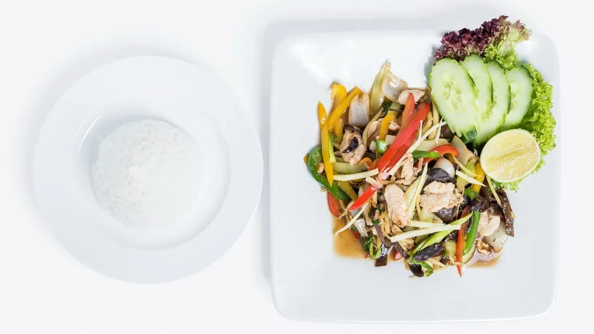 33. Wokban sült gyömbéres hús rizzsel, ไก่ผัดขีง