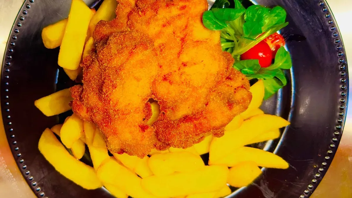 Rántott csirkecombfilé steak burgonya
