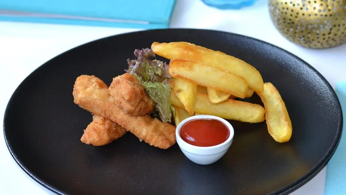 Rántott csibefalatok, hasábburgonya, ketchup